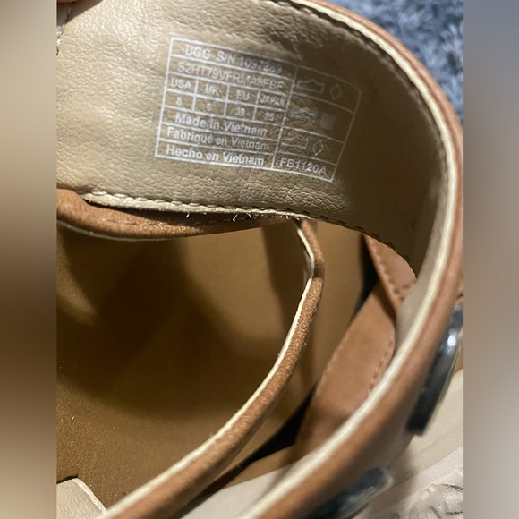 UGG Australia Womans Yellow Luna Logo are a size 8. - Picture 4 of 11